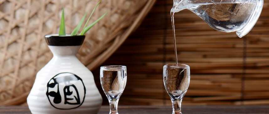 品尝白酒的四个步骤,品尝白酒的方法及技巧